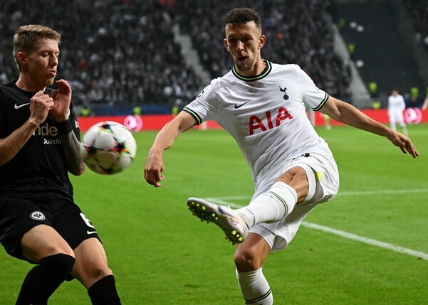 Frankfurts Kristijan Jakic (l) und Tottenhams Ivan Perisic kämpfen um den Ball.