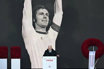 FCB-Ehrenpräsident Uli Hoeneß verabschiedete sich mit bewegenden Worten vom Fußball-«Kaiser». FCB-Ehrenpräsident Uli Hoeneß verabschiedete sich mit bewegenden Worten vom Fußball-«Kaiser».