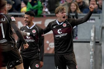 Die Spieler des FC St. Pauli feiern den Sieg gegen den 1. FC Kaiserslautern. Die Spieler des FC St. Pauli feiern den Sieg gegen den 1. FC Kaiserslautern.