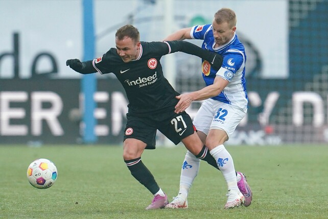 Die Eintracht um Mario Götze (l) musste sich trotz 2:0-Führung mit einem Remis in Darmstadt zufrieden geben.