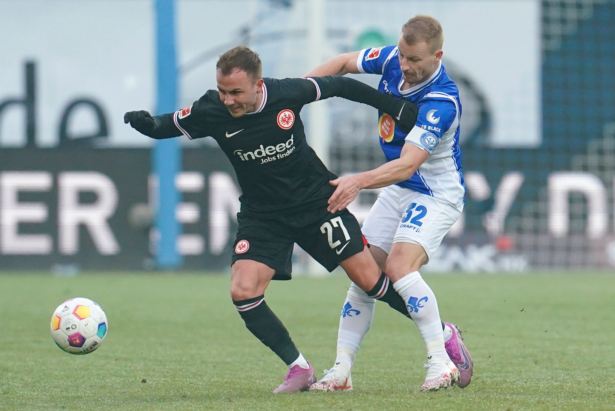 Die Eintracht um Mario Götze (l) musste sich trotz 2:0-Führung mit einem Remis in Darmstadt zufrieden geben.