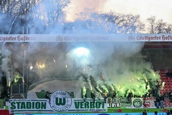 Wolfsburgs Fans brannten zu Beginn der zweiten Halbzeit in Heidenheim Pyrotechnik ab. Wolfsburgs Fans brannten zu Beginn der zweiten Halbzeit in Heidenheim Pyrotechnik ab.