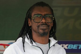Aliou Cissé wurde nach dem Sieg Senegals gegen Kamerun ins Krankenhaus gebracht. Der Coach ist nun aber wieder beim Team. Aliou Cissé wurde nach dem Sieg Senegals gegen Kamerun ins Krankenhaus gebracht. Der Coach ist nun aber wieder beim Team.
