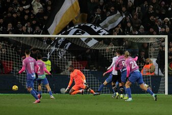 Milans Torhüter Mike Maignan (M) war im Spiel bei Udinese Calcio rassistisch beleidigt worden. Milans Torhüter Mike Maignan (M) war im Spiel bei Udinese Calcio rassistisch beleidigt worden.