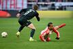 Bayerns Leroy Sane (r) und Bremens Mitchell Weiser kämpfen um den Ball.