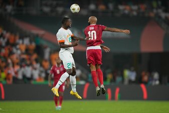 Die Elfenbeinküste um Evan Ndicka (l) steht beim Afrika-Cup vor dem Aus. Die Elfenbeinküste um Evan Ndicka (l) steht beim Afrika-Cup vor dem Aus.