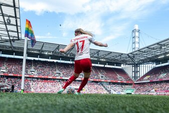 Die Zahl der Zuschauerinnen und Zuschauer in der deutschen Frauen-Bundesliga sind in der Saison 2022/23 deutlich gestiegen. Die Zahl der Zuschauerinnen und Zuschauer in der deutschen Frauen-Bundesliga sind in der Saison 2022/23 deutlich gestiegen.