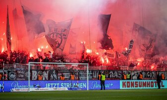 Die Eintracht muss wieder eine hohe Geldstrafe zahlen. Die Eintracht muss wieder eine hohe Geldstrafe zahlen.