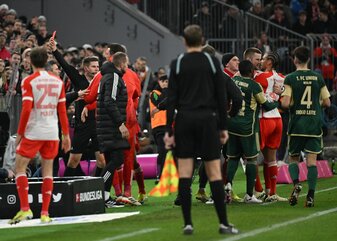 Union-Trainer Nenad Bjelica bekommt nach einer Tätlichkeit gegen Bayerns Leroy Sané die Rote Karte gezeigt. Union-Trainer Nenad Bjelica bekommt nach einer Tätlichkeit gegen Bayerns Leroy Sané die Rote Karte gezeigt.