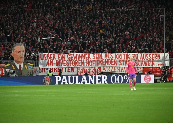 Bayern-Fans hingen ein Schmäh-Plakat gegen Union-Präsident Dirk Zingler auf.