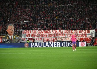 Bayern-Fans hingen ein Schmäh-Plakat gegen Union-Präsident Dirk Zingler auf. Bayern-Fans hingen ein Schmäh-Plakat gegen Union-Präsident Dirk Zingler auf.