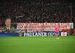 Bayern-Fans hingen ein Schmäh-Plakat gegen Union-Präsident Dirk Zingler auf.