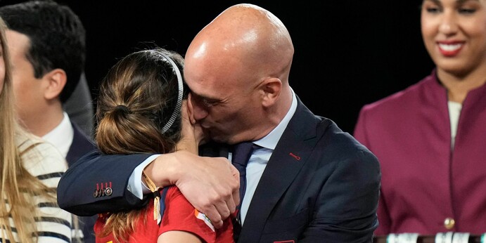 Spaniens früherer Fußball-Verbandspräsident Luis Rubiales und drei weitere Funktionäre sind im Kuss-Skandal offiziell angeklagt worden.