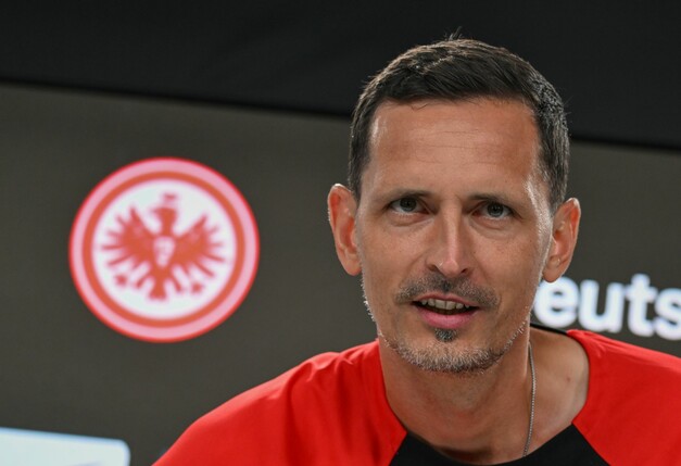 Frankfurts Cheftrainer Dino Toppmöller bei einer Pressekonferenz.