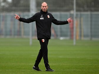 FCA-Coach Thorup fordert Mut gegen die Bayern FCA-Coach Thorup fordert Mut gegen die Bayern
