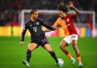 Der FC Bayern soll an Sacha Boey (r) interessiert sein. Der FC Bayern soll an Sacha Boey (r) interessiert sein.