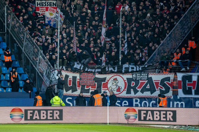 Stuttgarter Fans hatten sich beim Spiel in Bochum geweigert, eine Zaunfahne zu entfernen, die einen Fluchtweg versperrte.