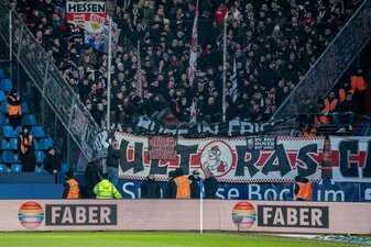Stuttgarter Fans hatten sich beim Spiel in Bochum geweigert, eine Zaunfahne zu entfernen, die einen Fluchtweg versperrte. Stuttgarter Fans hatten sich beim Spiel in Bochum geweigert, eine Zaunfahne zu entfernen, die einen Fluchtweg versperrte.