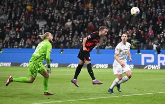 Mario Götze (M) köpfte die Eintracht gegen Mainz zum Sieg. Mario Götze (M) köpfte die Eintracht gegen Mainz zum Sieg.