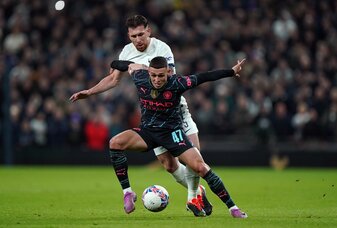 City-Profi Phil Foden (vorne) im Zweikampf mit Tottenhams Pierre-Emile Hojbjerg. City-Profi Phil Foden (vorne) im Zweikampf mit Tottenhams Pierre-Emile Hojbjerg.