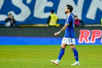 Schalkes Danny Latza verlässt nach Spielende enttäuscht das Spielfeld. Schalkes Danny Latza verlässt nach Spielende enttäuscht das Spielfeld.