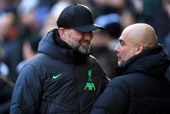 Guardiola (r) und Klopp unterhalten sich am Rande eines Spiels. Guardiola (r) und Klopp unterhalten sich am Rande eines Spiels.