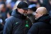 Guardiola (r) und Klopp unterhalten sich am Rande eines Spiels.
