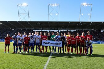 Die Teams von Hertha BSC und SV Wehen Wiesbaden gedenken gemeinsam an die Opfer des Nationalsozialismus. Die Teams von Hertha BSC und SV Wehen Wiesbaden gedenken gemeinsam an die Opfer des Nationalsozialismus.