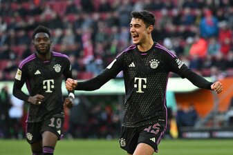 Bayerns Aleksandar Pavlovic (r) durfte sich gegen Augsburg über seinen ersten Treffer im Profi-Bereich freuen. Bayerns Aleksandar Pavlovic (r) durfte sich gegen Augsburg über seinen ersten Treffer im Profi-Bereich freuen.