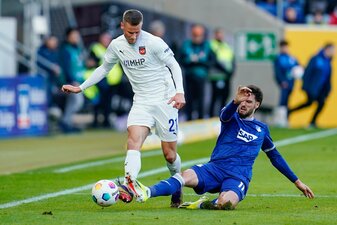 Hoffenheims Florian Grillitsch (r) versucht Heidenheims Adrian Beck vom Ball zu trennen. Hoffenheims Florian Grillitsch (r) versucht Heidenheims Adrian Beck vom Ball zu trennen.