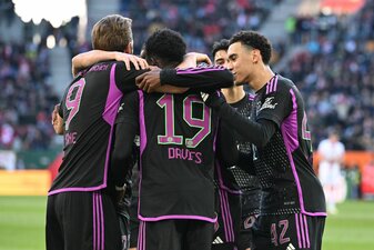 Der FC Bayern München setzte sich in Augsburg nur knapp mit 3:2 durch. Der FC Bayern München setzte sich in Augsburg nur knapp mit 3:2 durch.
