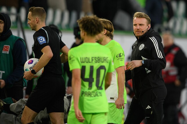 Der frühere Wolfsburger Nachwuchsspieler Tobias Krull (r) sprang als Vierter Offizieller ein.
