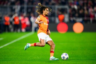 Der Franzose Sacha Boey hat beim FC Bayern bis zum Sommer 2028 unterschrieben. Der Franzose Sacha Boey hat beim FC Bayern bis zum Sommer 2028 unterschrieben.