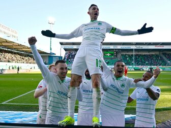 Sieg im Spitzenspiel: Fürth zieht an Kiel vorbei Sieg im Spitzenspiel: Fürth zieht an Kiel vorbei