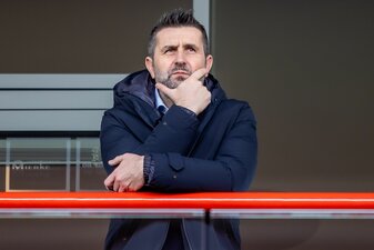 Union Trainer Nenad Bjelica war wegen unsportlichen Verhaltens für drei Spieltage gesperrt und durfte nur von der Tribüne aus zuschauen. Union Trainer Nenad Bjelica war wegen unsportlichen Verhaltens für drei Spieltage gesperrt und durfte nur von der Tribüne aus zuschauen.