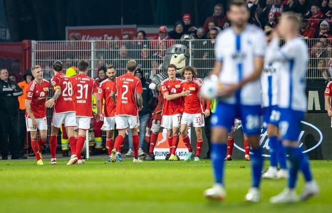 Die Union-Spieler feiern den Sieg gegen Darmstadt 98.