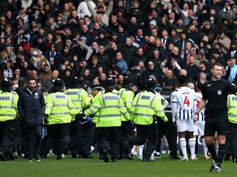 Krawalle: Unterbrechung im englischen FA-Cup Krawalle: Unterbrechung im englischen FA-Cup