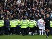 Krawalle: Unterbrechung im englischen FA-Cup