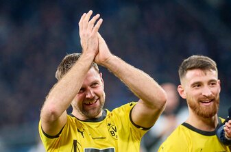 Dortmunds Niclas Füllkrug (l) lässt sich nach dem Sieg seiner Mannschaft von den Fans feiern. Dortmunds Niclas Füllkrug (l) lässt sich nach dem Sieg seiner Mannschaft von den Fans feiern.