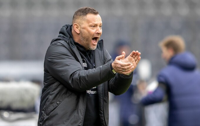 Wird trotz Krankheit am Mittwoch wohl wieder an der Seitenlinie stehen: Hertha-Coach Pal Dardai.