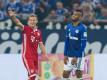 Am Ende gewinnen wieder die Bayern: Joshua Kimmich (l) bejubelt neben dem enttäuschten Eric Maxim Choupo-Moting sein Tor zum 2:0. Foto: Guido Kirchner