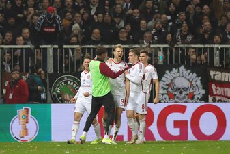 Düsseldorfs Vincent Vermeij (M) jubelt mit seinen Mannschaftskollegen über seinen Treffer zum 0:1. Die Fortuna hat das Pokal-Halbfinale erreicht. Düsseldorfs Vincent Vermeij (M) jubelt mit seinen Mannschaftskollegen über seinen Treffer zum 0:1. Die Fortuna hat das Pokal-Halbfinale erreicht.