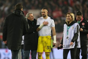 Klaus Allofs (2.v.l.) gratuliert Fortuna-Torwart Florian Kastenmeier zum Sieg. Klaus Allofs (2.v.l.) gratuliert Fortuna-Torwart Florian Kastenmeier zum Sieg.