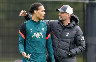 Liverpools Virgil van Dijk (l) will mit Trainer Jürgen Klopp zum Abschied mehrere Trophäen gewinnen. Liverpools Virgil van Dijk (l) will mit Trainer Jürgen Klopp zum Abschied mehrere Trophäen gewinnen.