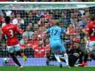 Kevin De Bruyne (M/17) erzielt das 1:0 für Manchester City gegen den Stadtrivalen United. Foto: Peter Powell