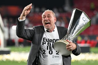 Frankfurts Präsident Peter Fischer feierte 2022 mit der Europa-League-Trophäe, nun hört er auf. Frankfurts Präsident Peter Fischer feierte 2022 mit der Europa-League-Trophäe, nun hört er auf.