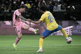 Miamis Lionel Messi (l) kam im Test gegen Al-Nassr in der 83. Minute ins Spiel. Miamis Lionel Messi (l) kam im Test gegen Al-Nassr in der 83. Minute ins Spiel.