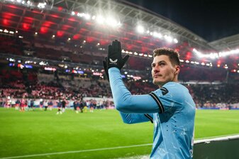 Leverkusens Spieler Patrik Schick bedankt sich bei den Fans. Leverkusens Spieler Patrik Schick bedankt sich bei den Fans.