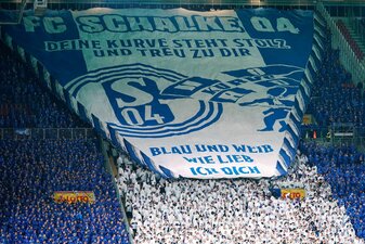 Schalkes Fans entrollen ein großes Transparent. Schalkes Fans entrollen ein großes Transparent.