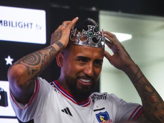 Heli, Schwert und Krone: Vidal als "König Artur" empfangen Heli, Schwert und Krone: Vidal als "König Artur" empfangen